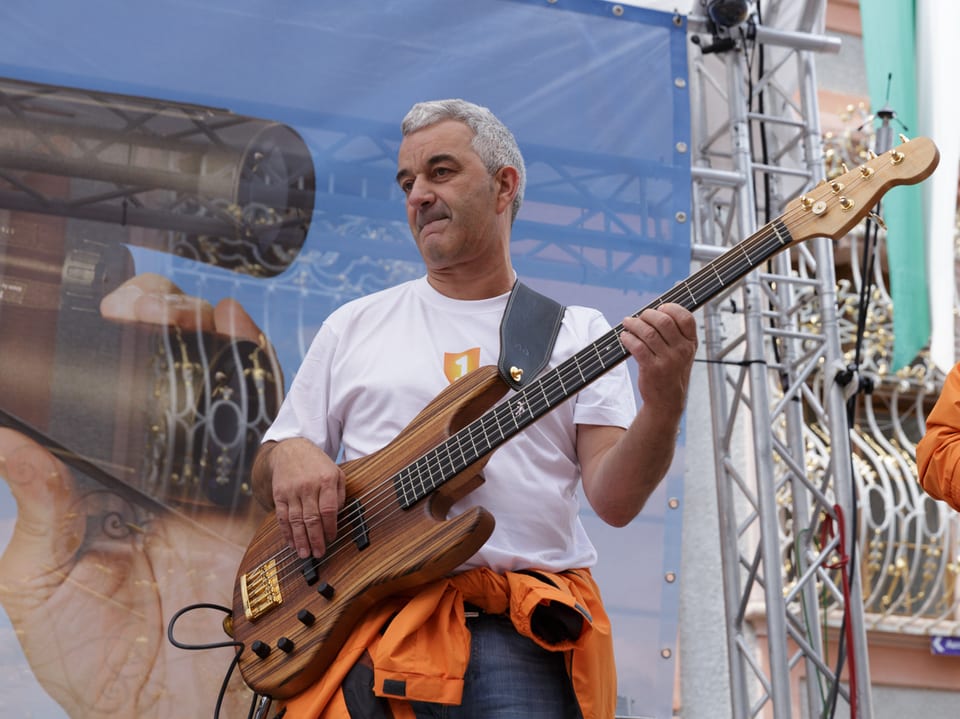 Fredy Gasser weihte am Auftakt-Event seinen selbstgebauten Bass ein.