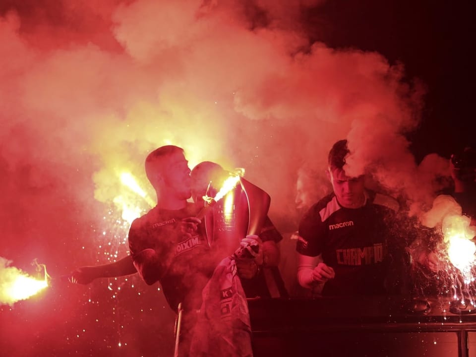 Fussballspieler feiern mit Pyrotechnik