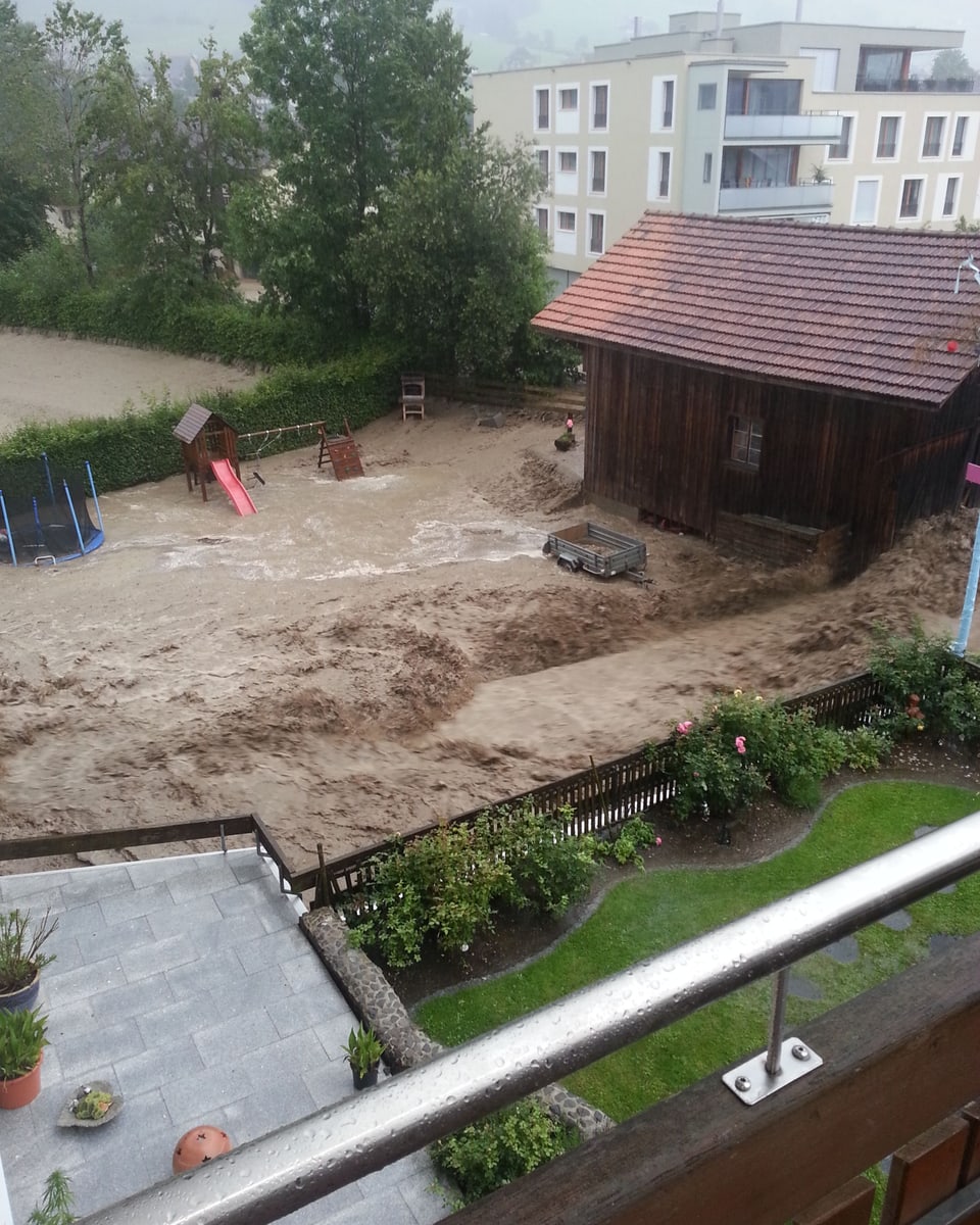 Ein Spielplatz und ein Feld wurden überflutet. Was zurückbleibt ist eine braune Brühe und viel, viel Schlamm.