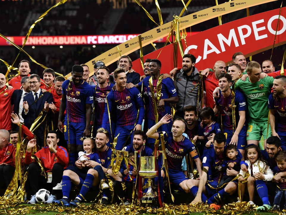 Die Spieler von Barcelona posieren mit Kindern für das Siegerfoto.