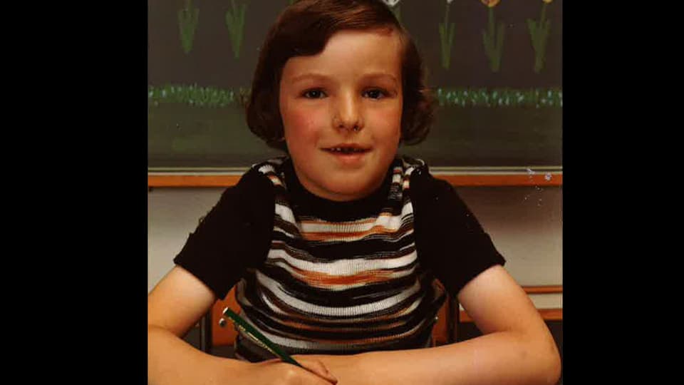 Dani Fohrler als Kind mit Stift in der Hand.