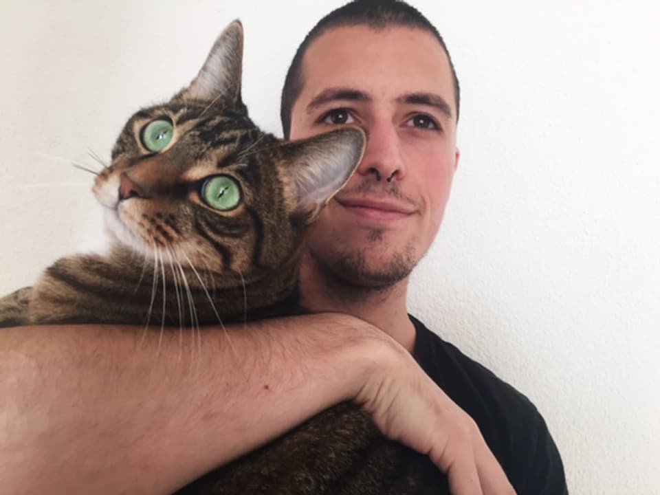 Der Transhumanist Mike Schaffner mit seiner Katze.