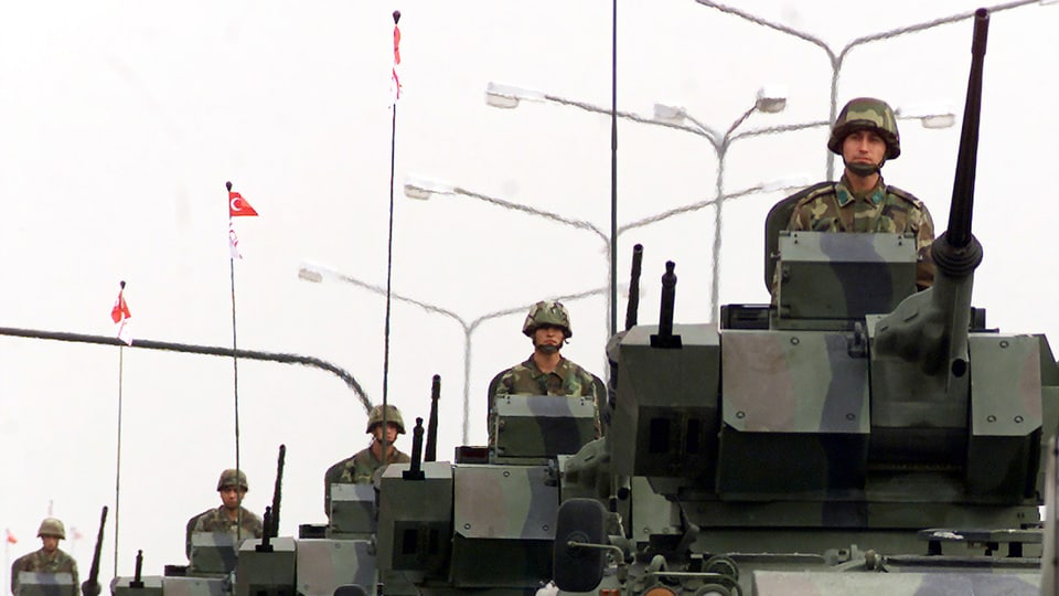 Soldaten auf Panzern.