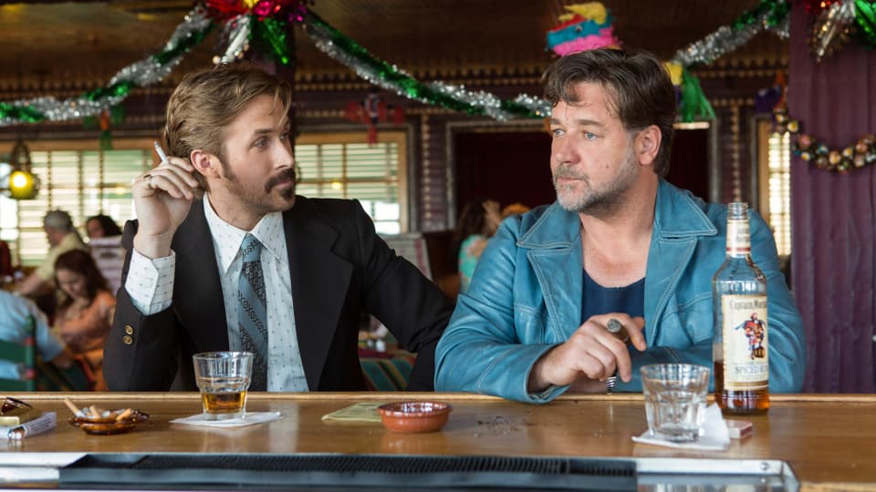 Ryan Gosling und Russell Crowe rauchend in einer Szene der Retro-Komödie «The Nice Guys».