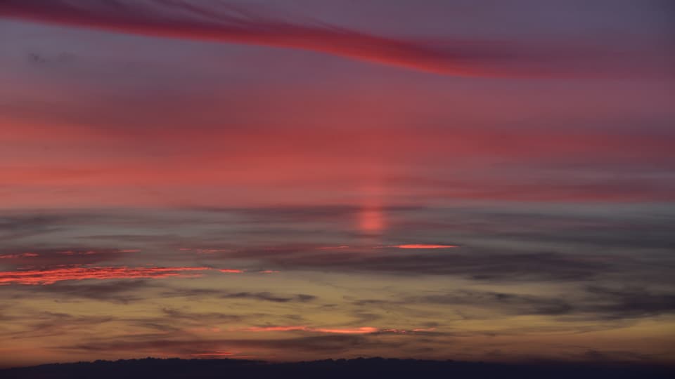 rötlicher Strich am Himmel.