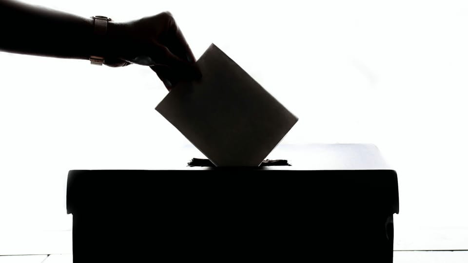 schwarz weiss Bild einer brieflichen Abstimmung