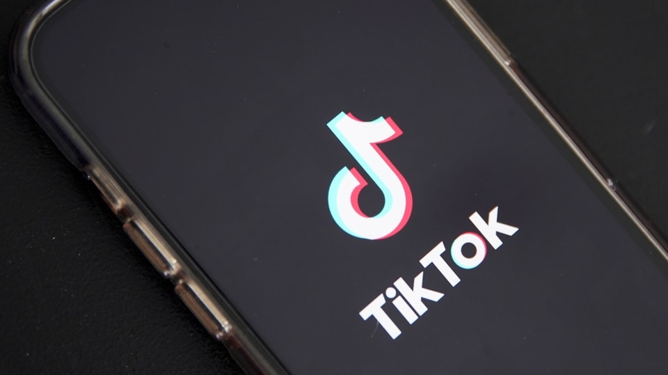 Das Logo TikTok erscheint auf einem Handybildschirm. 