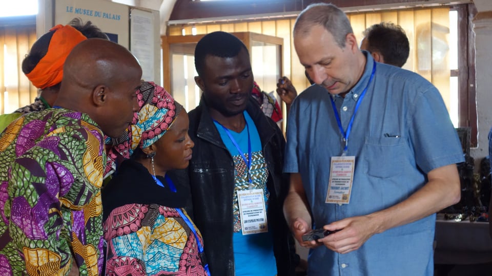 Der Konservator Thierry Jacot zeigt den Museumsmitarbeitern und Studierenden den Umgang mit den neuen Messgeräten, Fumban, Kamerun