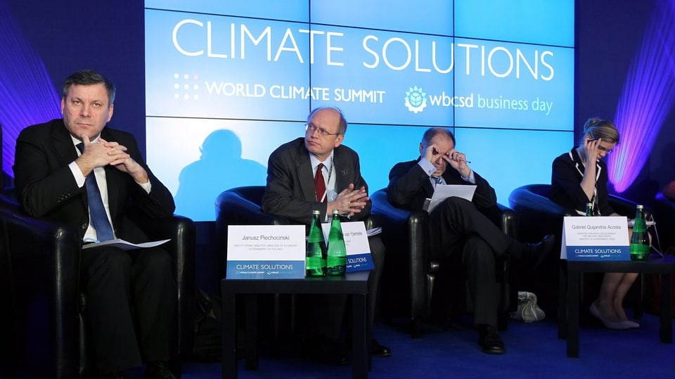 Polens Wirtschaftsminister Janusz Piechocinski und drei weitere Konferenzteilnehmer auf einem Podium.