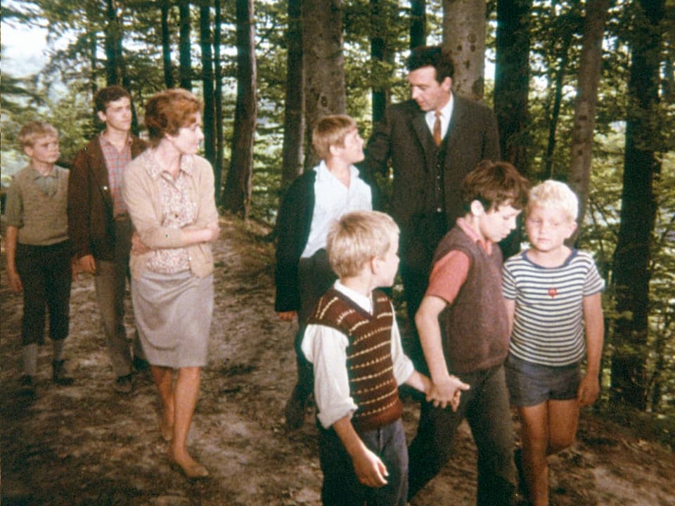 Die Kummerfamilie auf einem Spaziergang im Wald.