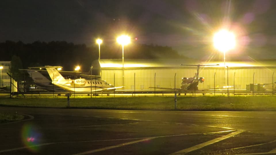 Zwei abgestellte Flugzeuge in der Nacht