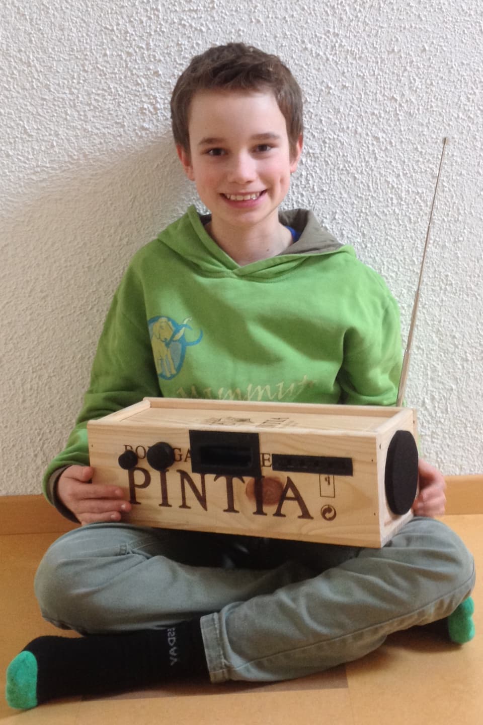 Micha Brandstetter mit seinem selbstgebauten DAB+ Radio.