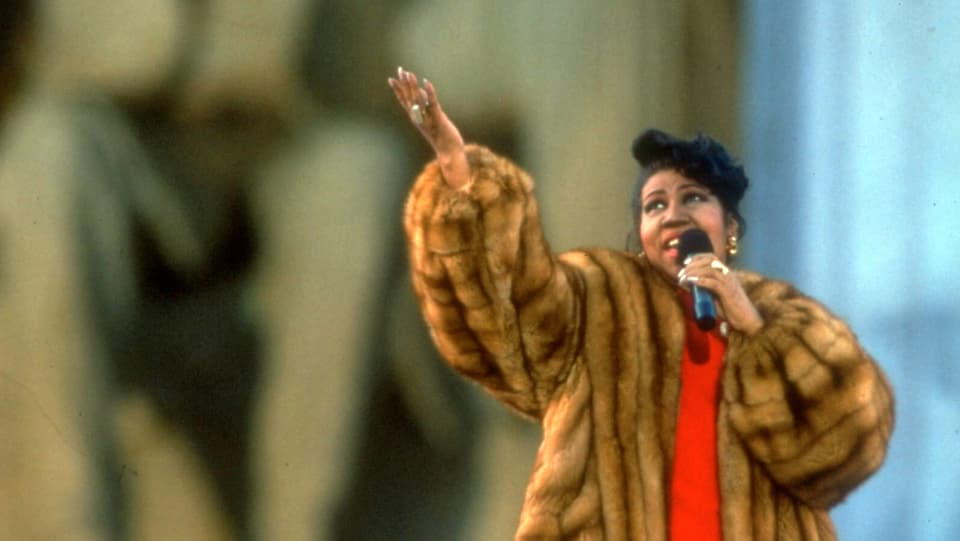 Aretha Franklin singt.