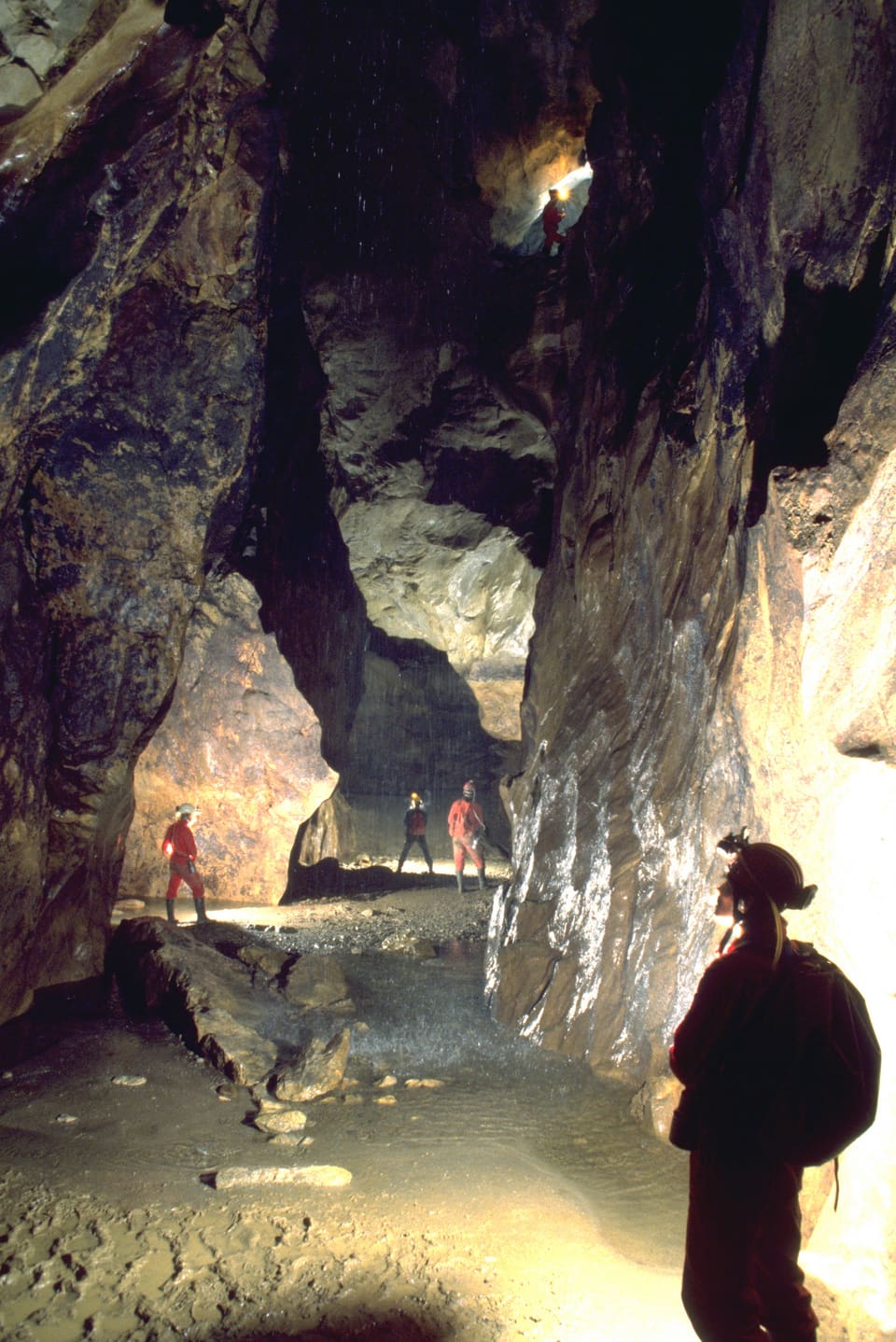 Ein Team von Höhlenforschern steht im Wasserdom.