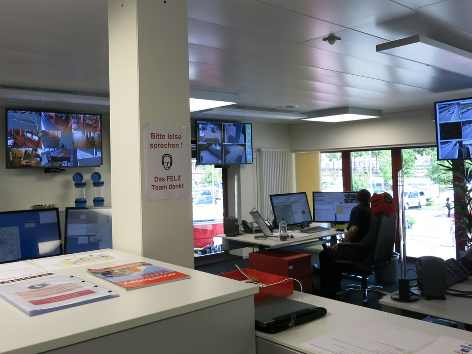 Blick in die Einsatzleitzentrale mit zahlreichen Bildschirmen.