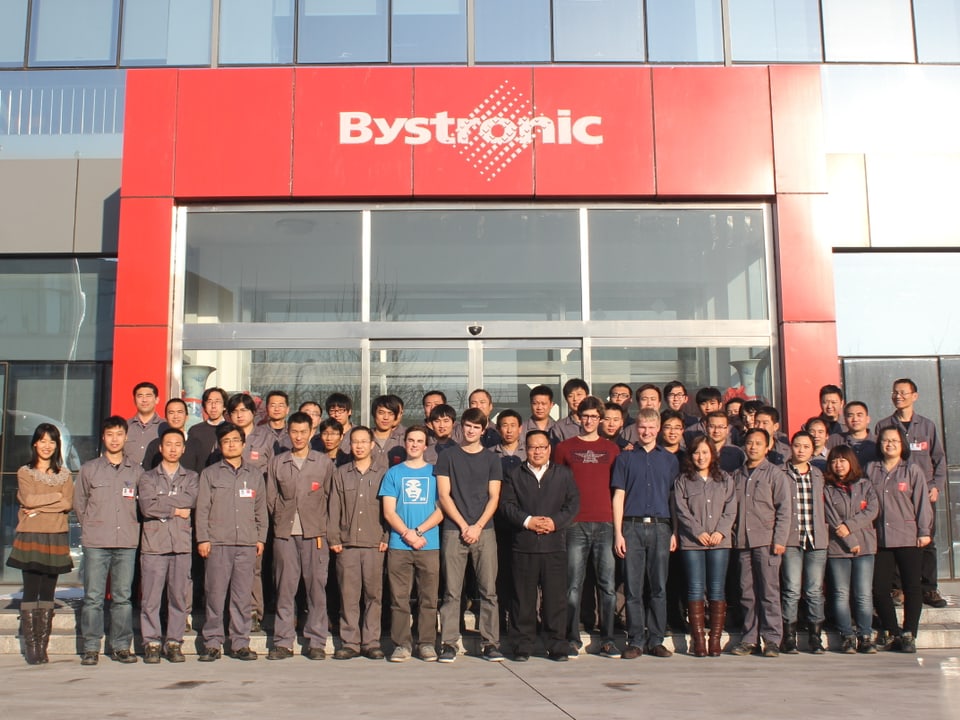 Gruppenbild mit den Arbeitskollegen vor dem Werk in Tianjin/China. 
