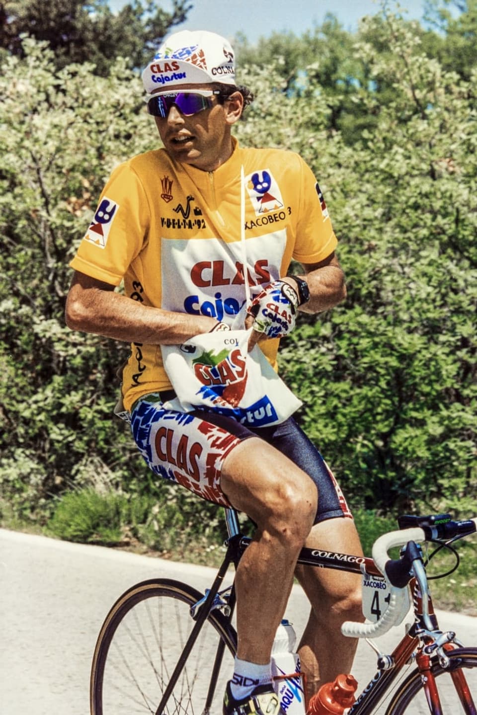 Endlich in Gelb Tony Rominger verpflegt sich 1992 auf der zweitletzten Vuelta-Etappe.