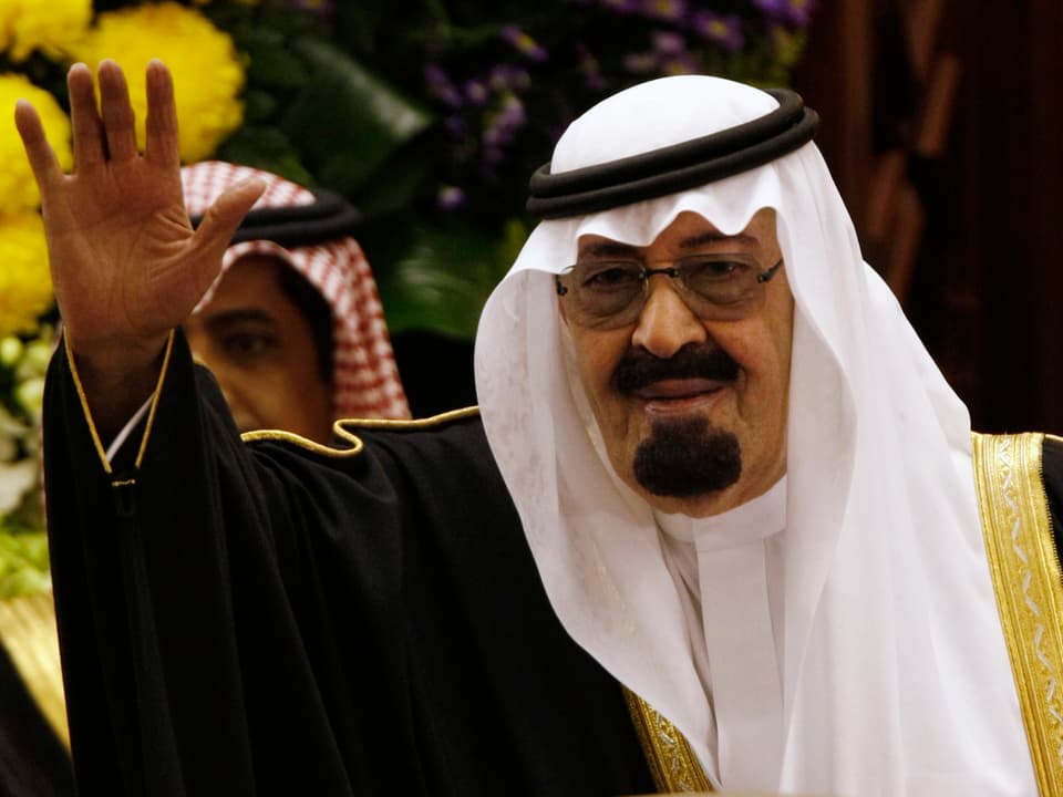 König Abdullah von Saudi-Arabien mit zum Grusse erhobener Hand.