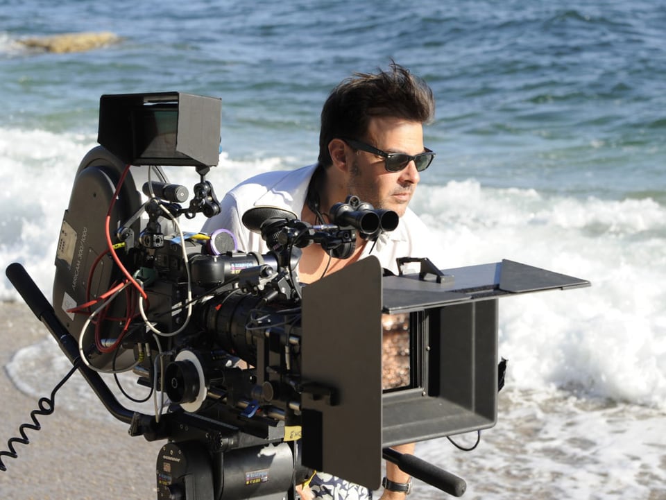Der französische Regisseur François Ozon während der Dreharbeiten am Strand.
