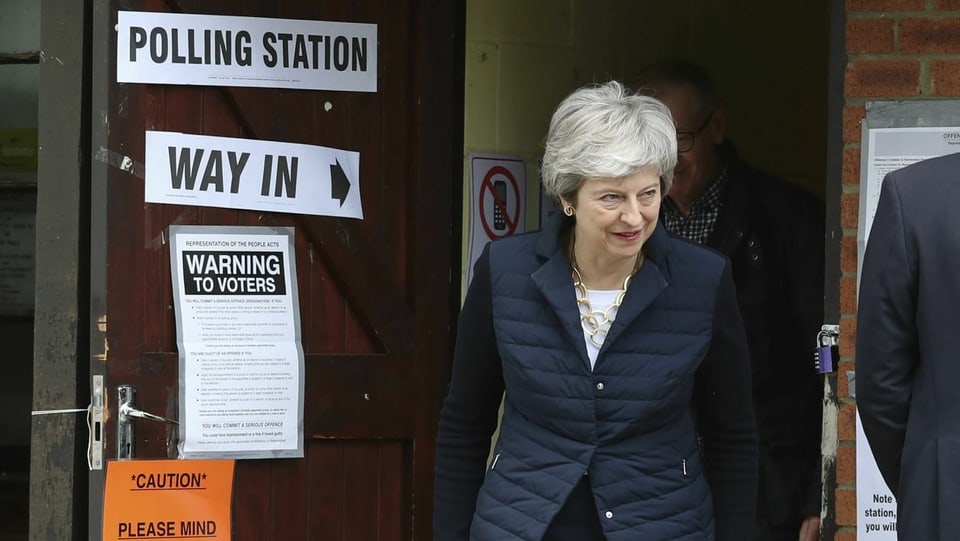 Premierministerin Theresa May vor dem Eingang eines Wahllokals.