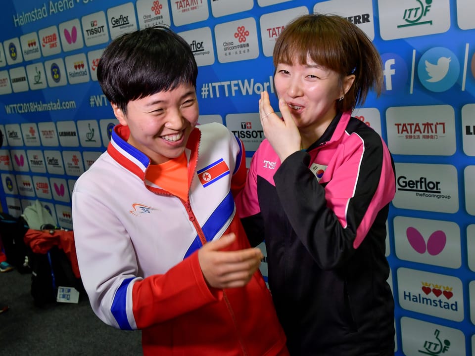 Südkoreas Suh Hyo-Won (r.) und Kim Song I aus Nordkorea.