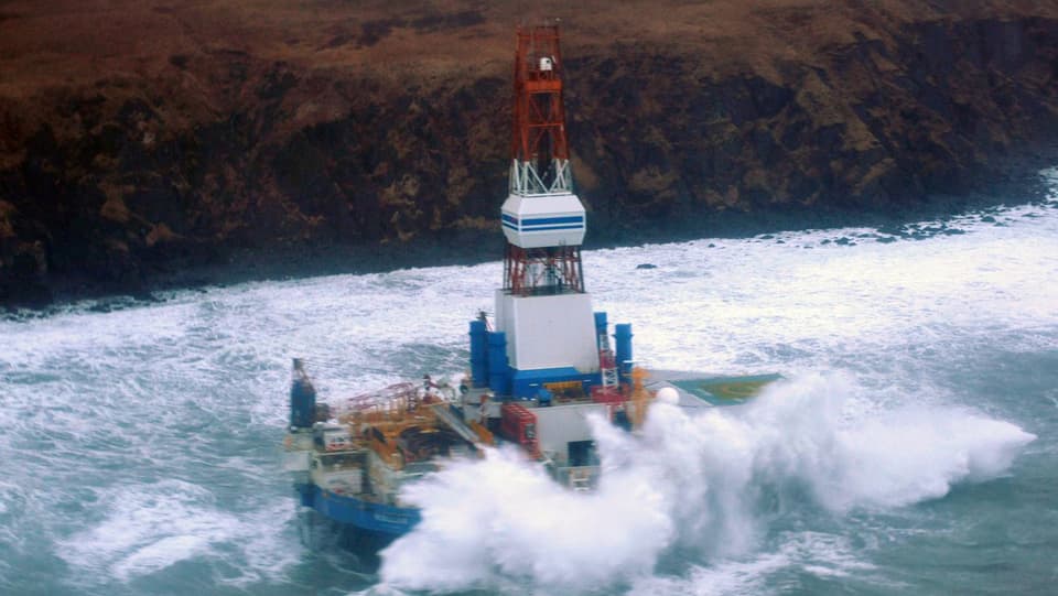Die Shell-Ölbohrinsel «Kulluk» liegt nahe der Küste der Kodiak-Inseln auf Grund. (keystone)