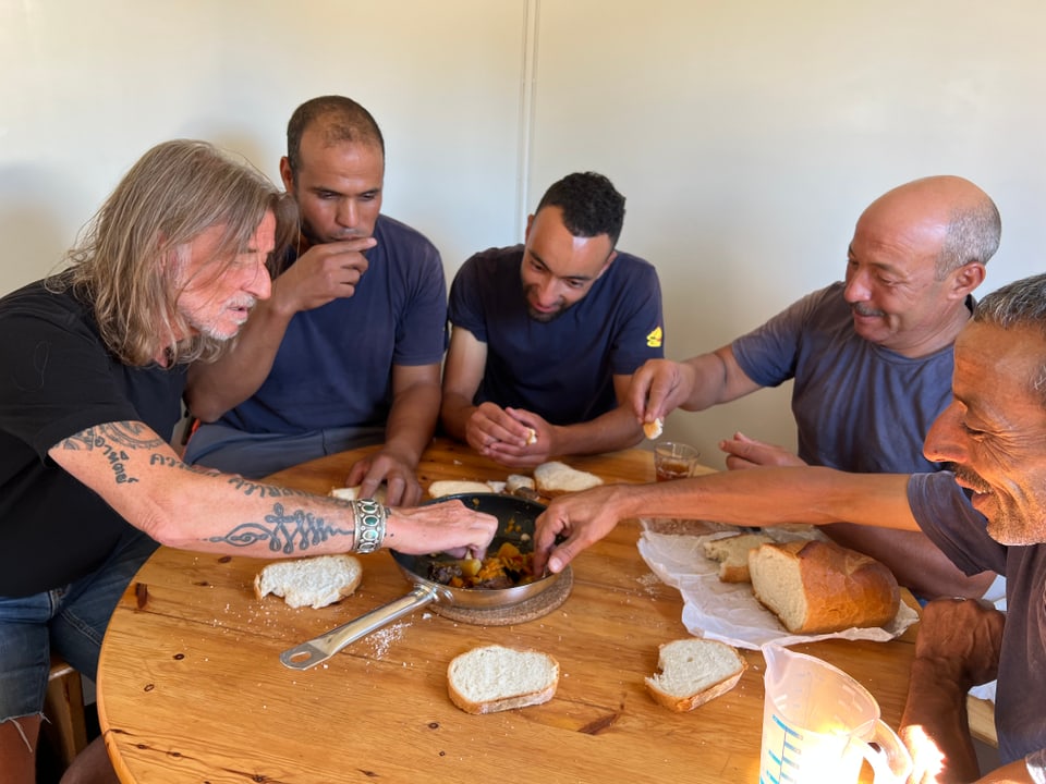 Tee trinken und Tajine essen Ralph und die Circus Monti Crew