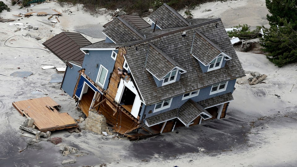 Ein an der Küste angeschwemmtes Haus.