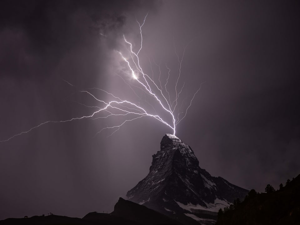 Blitz schlägt ins Matterhorn ein