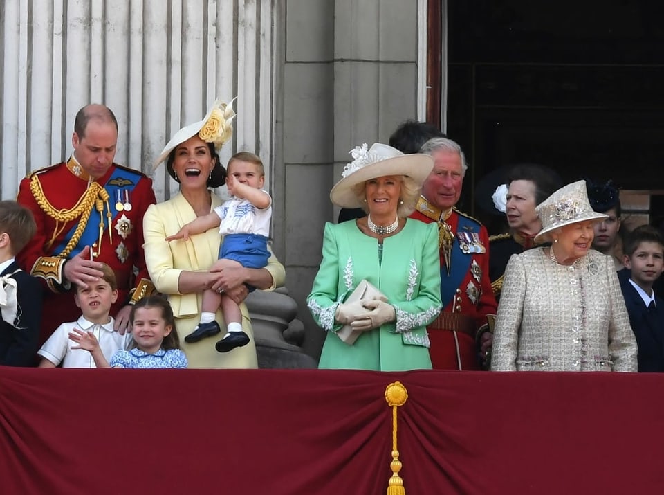 Die königliche Familie auf dem Balkon, freudige Stimmung. Die Mitglieder der Königsfamilie lachen.