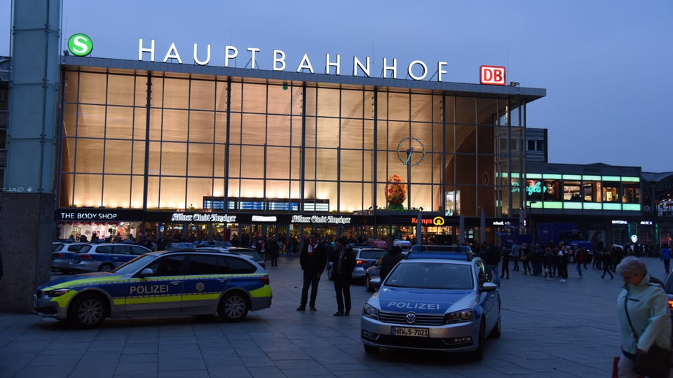 Polizeiautos vor dem Kölner Hauptbahnhof.