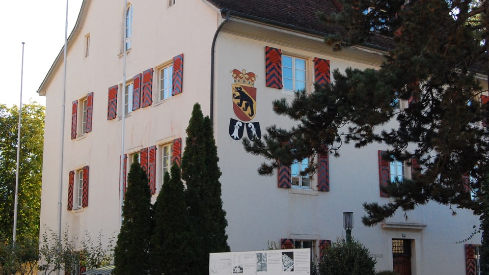 Historisches Haus mit Berner Wappen an der Fassade