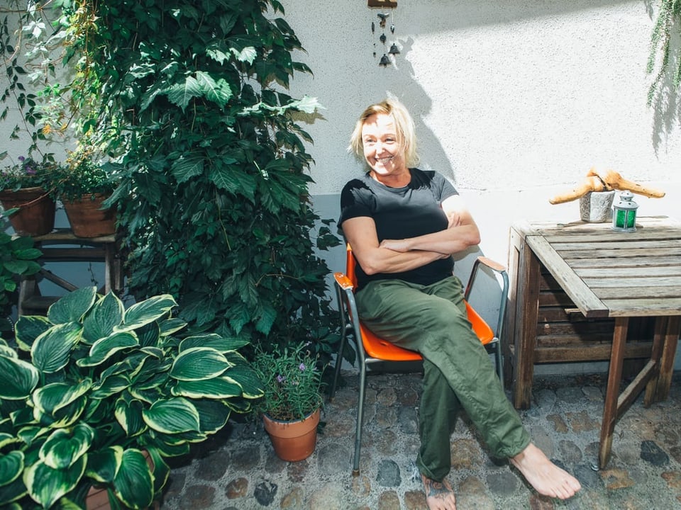 «Wasser und Liebe – das ist alles, was mein Garten braucht.» Eine Frau im Garten