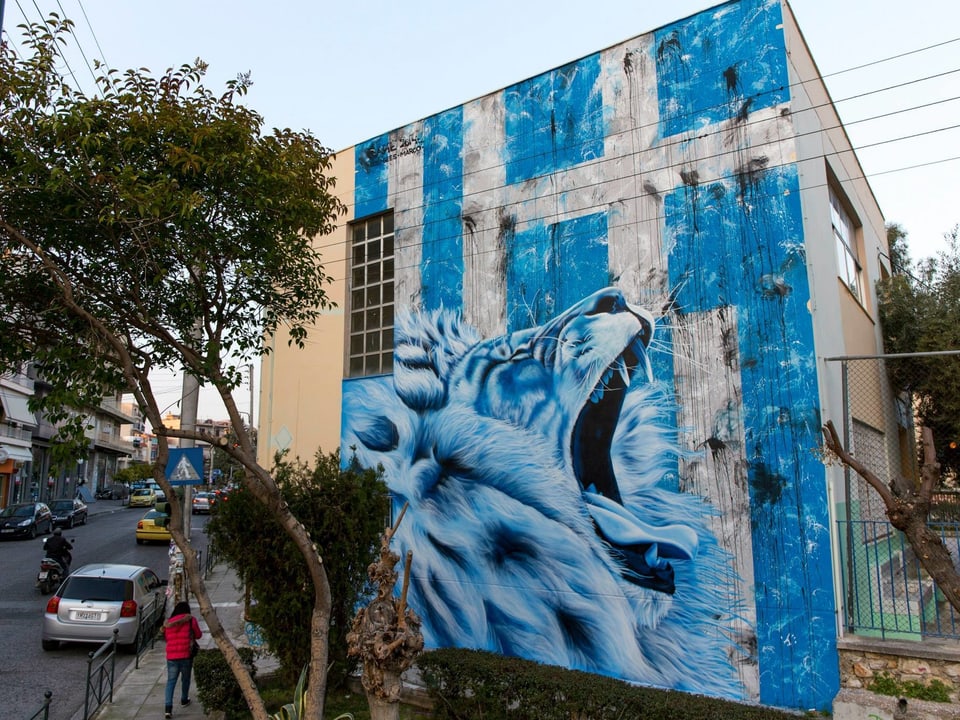 Ein brüllender Löwe an einer Hausmauer in Athen. 