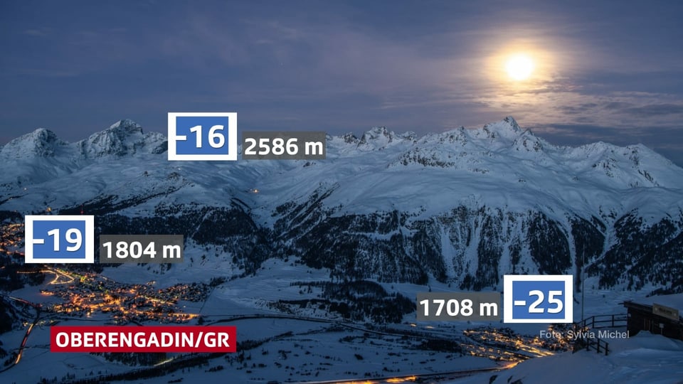 Grösstenteils klare Nacht im Oberengadin mit Blick von oben auf St. Moritz und Samedan. 