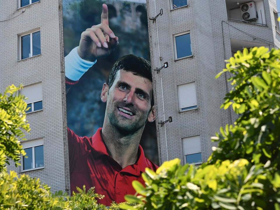 Novak Djokovic als Porträt an einer Hauswand.