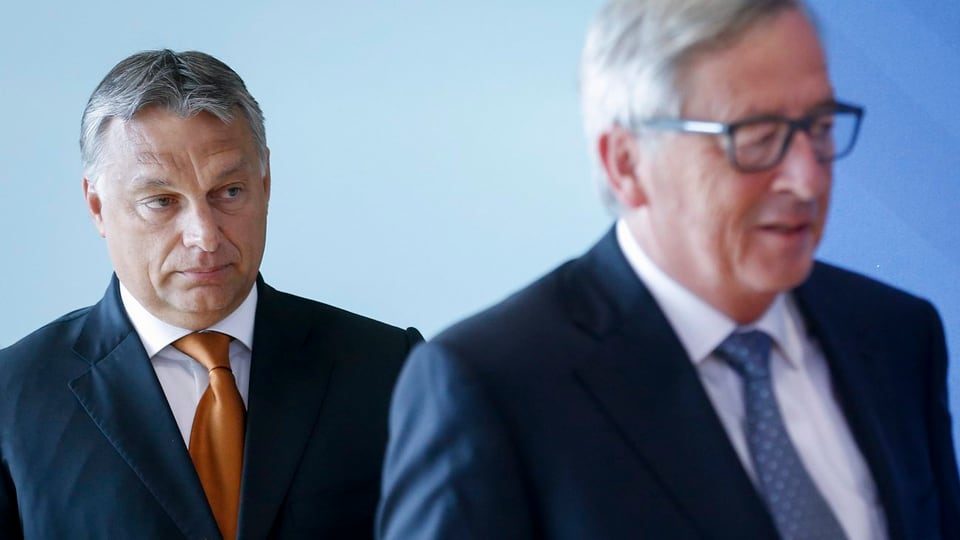 Viktor Orban hinter EU-Kommissionspräsident Juncker.