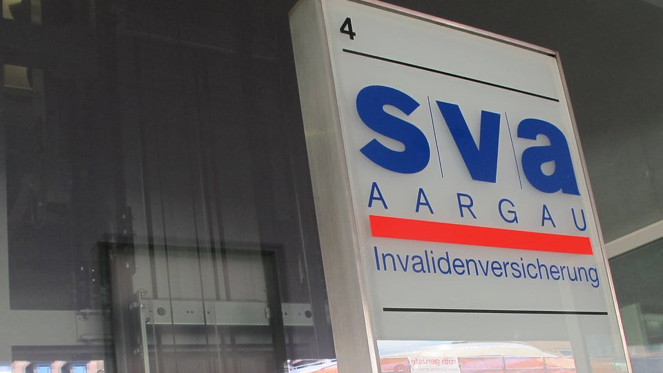 Logo der SVA am Bahnhof Aarau
