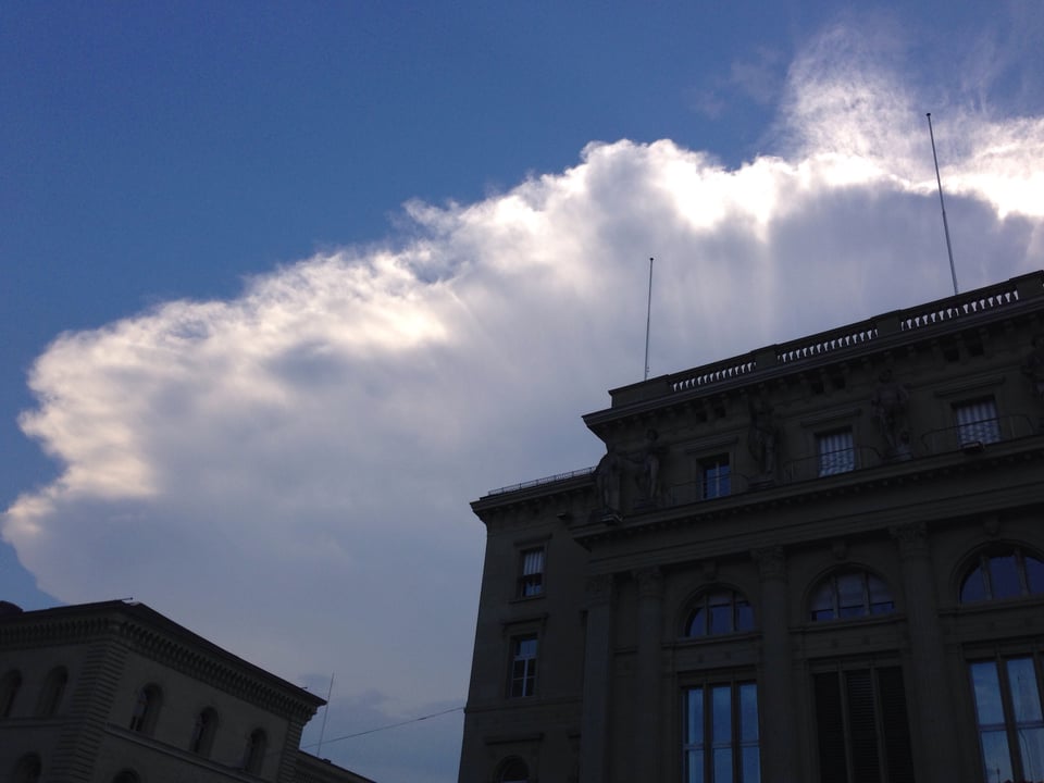 Nachmittags entstanden Gewitterwolken über Bern.