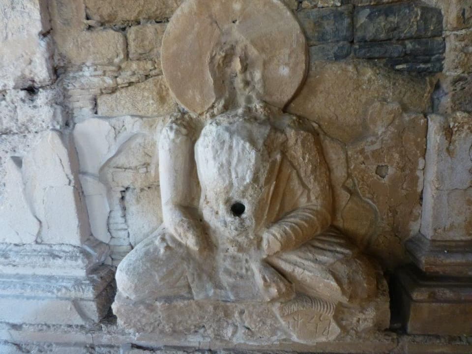Kaputte Steinfigur eines Buddha