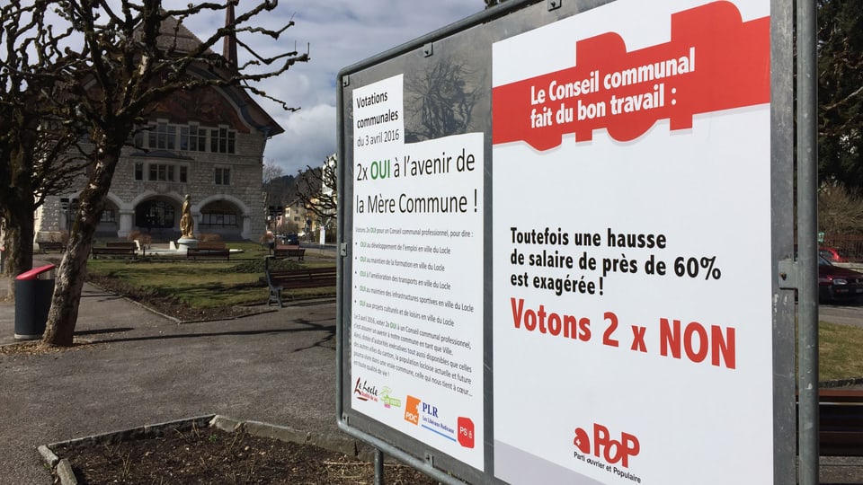 Abstimmungsplakat vor dem Rathaus in Le Locle