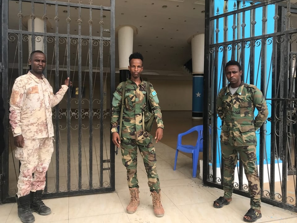 Drei somalische Soldaten bewachen den Eingang des Nationaltheaters.