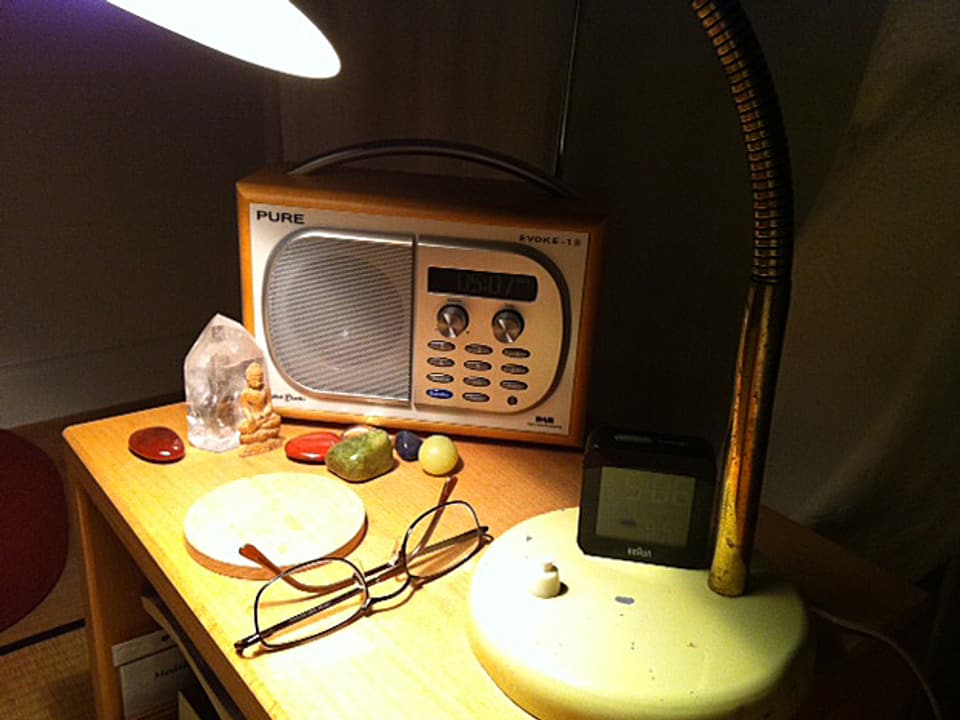 Radio auf dem Nachttisch von Nelly Leuthardt.