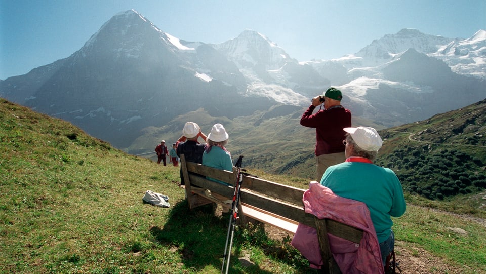 Seniorenwanderer in idyllischer Berglandschaft.