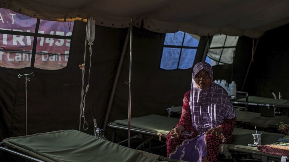 Frau in einem Zelt-Spital in Indonesien. 