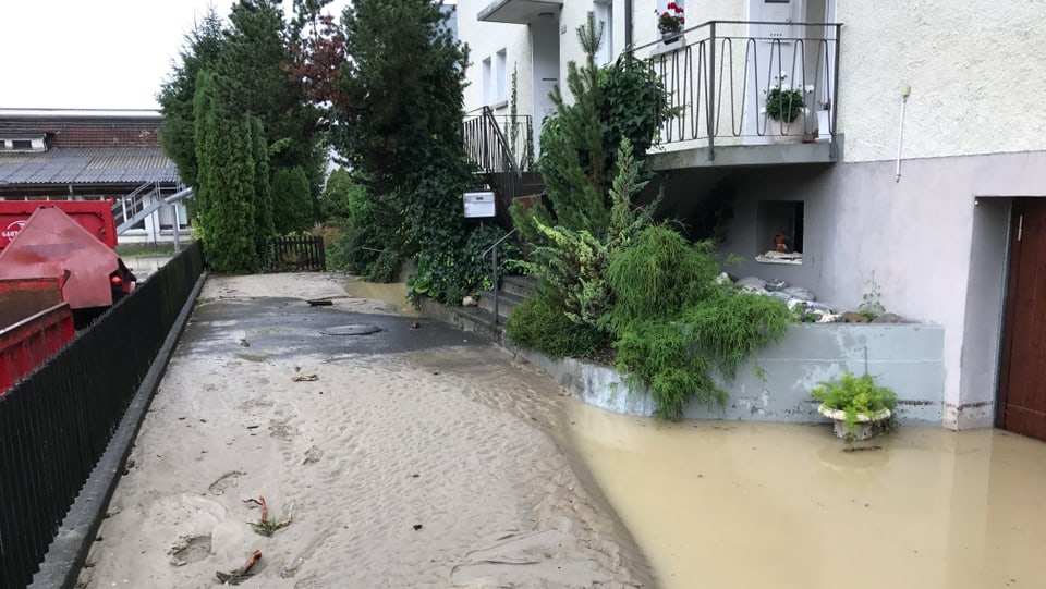 Überschwemmte Garageneinfahrt in St. Margrethen.