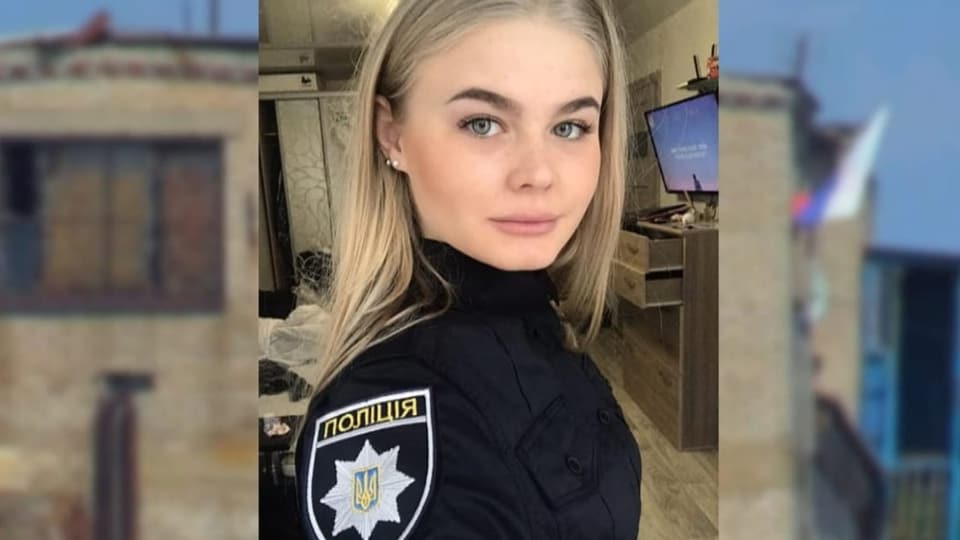 Porträt von Marianna Checheliuk in Polizeiuniform.tin aus 