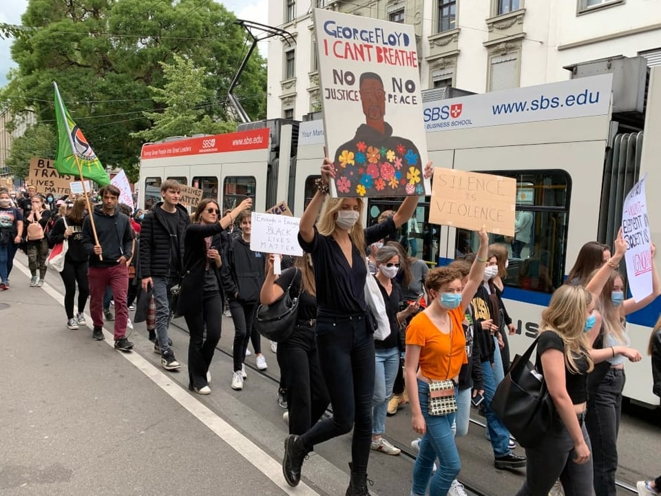 Demonstrierende in der Bahnhofstrasse Zürich