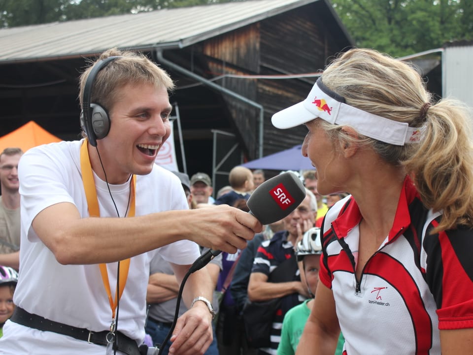 Reto Scherrer hält Natascha Badmann das Mikrofon hin.
