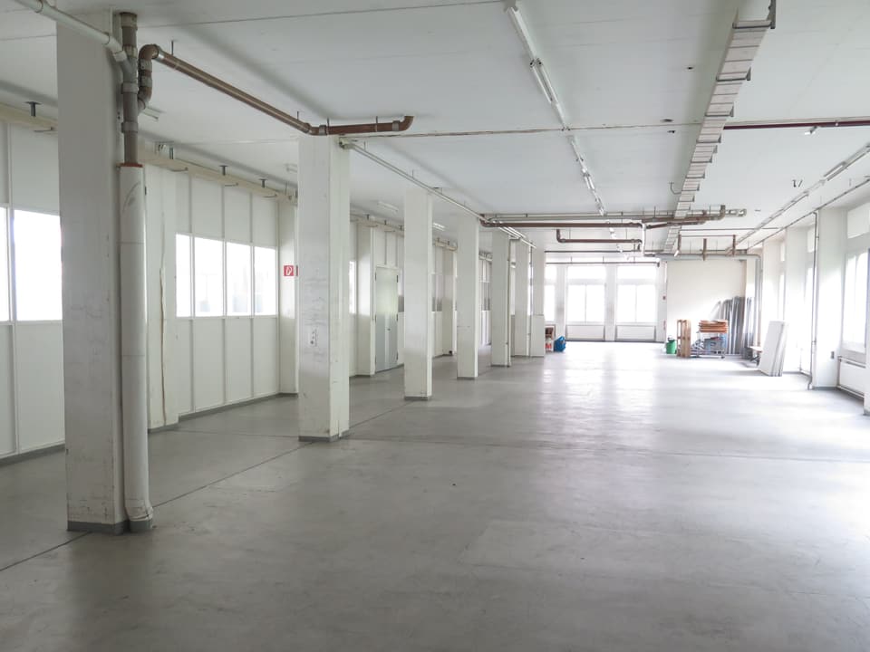 Eine leere Halle in einem Gebäude.